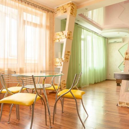 קייב Big Studio Apartment Near River Mall מראה חיצוני תמונה
