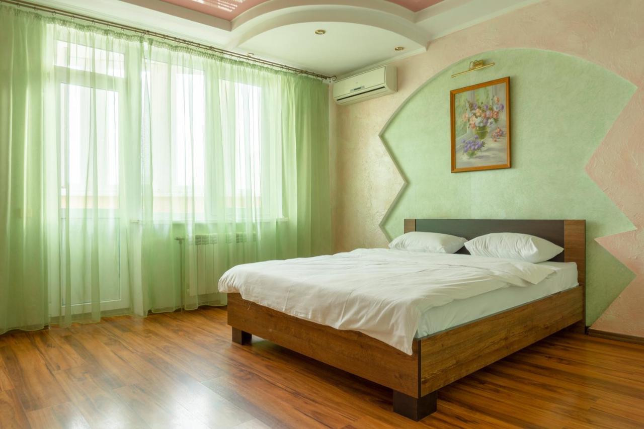 קייב Big Studio Apartment Near River Mall מראה חיצוני תמונה