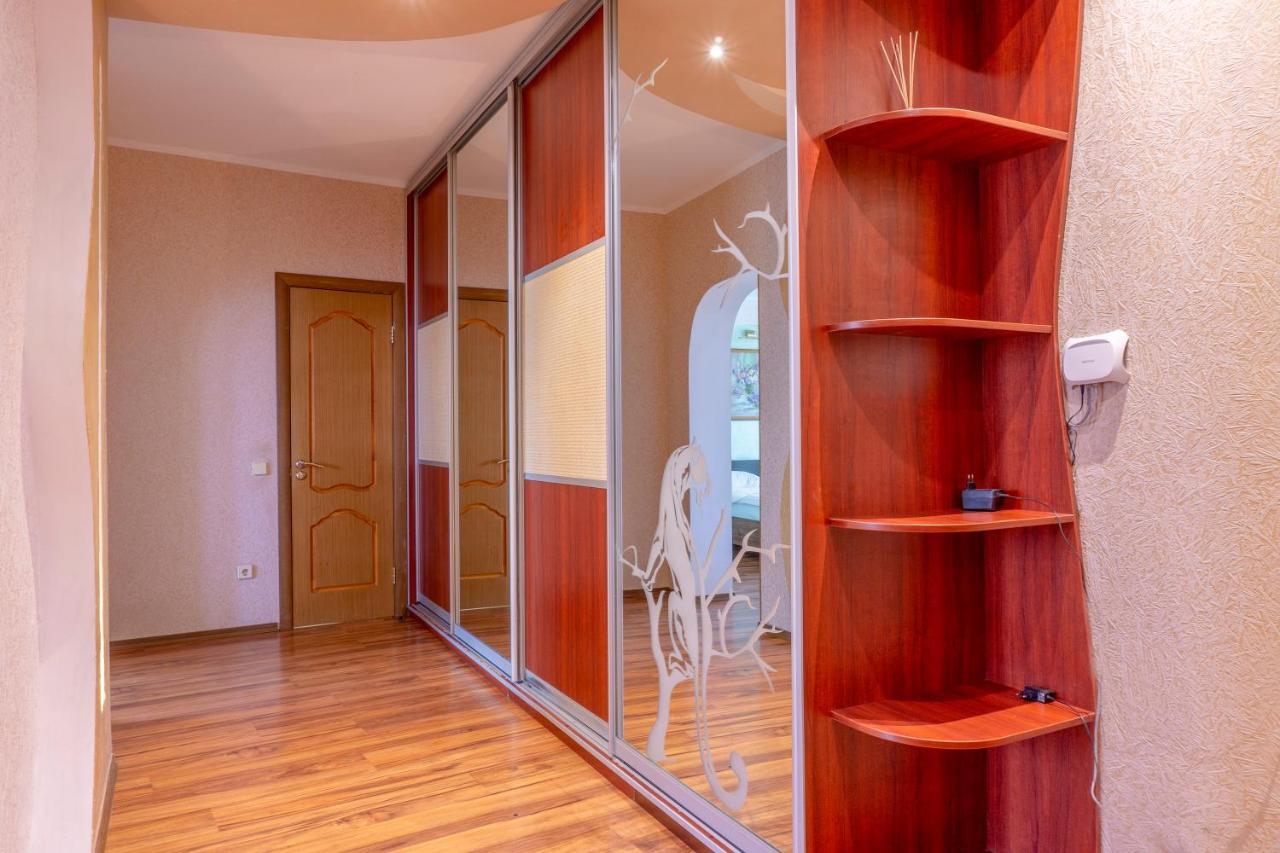 קייב Big Studio Apartment Near River Mall מראה חיצוני תמונה