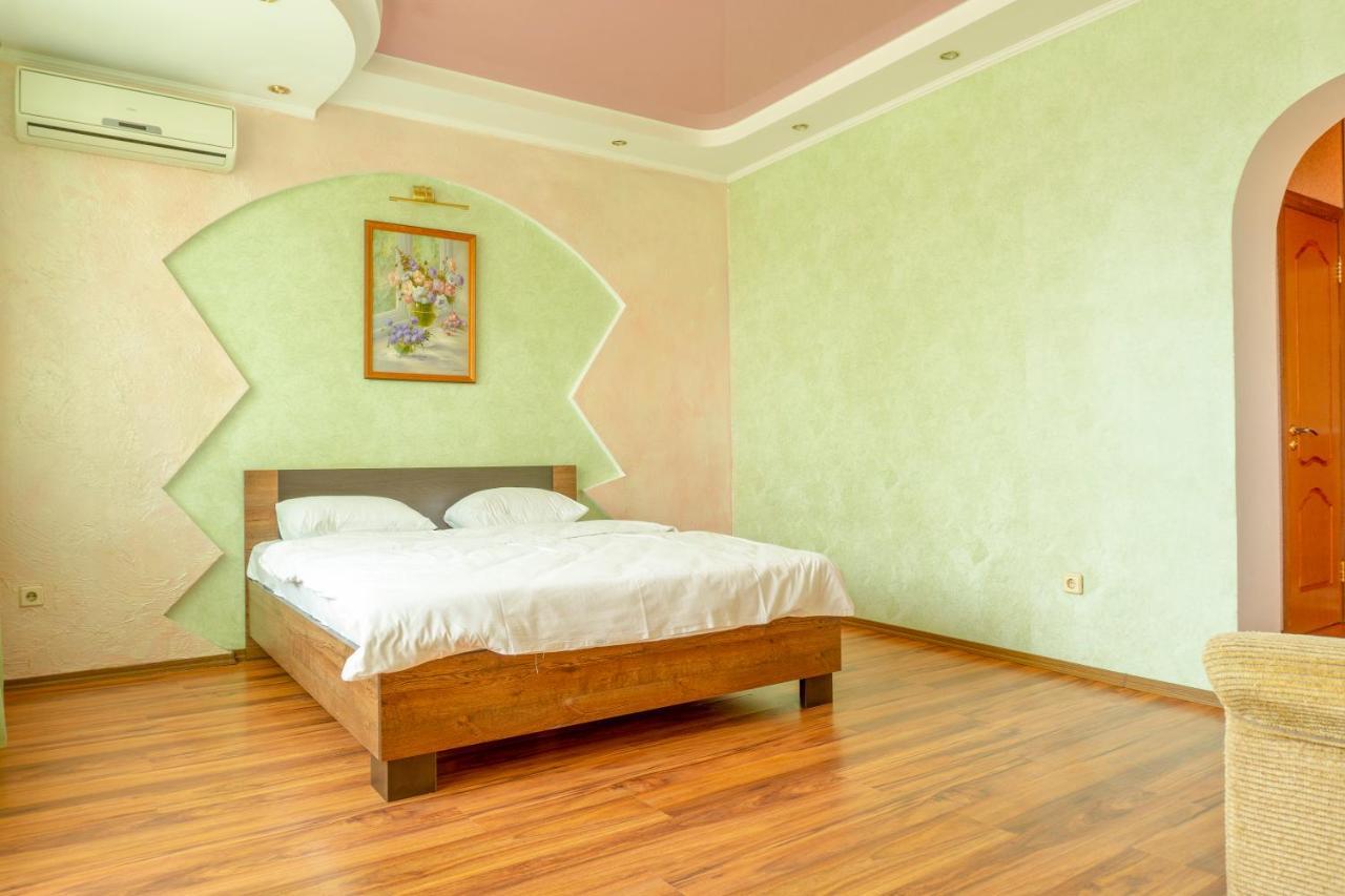 קייב Big Studio Apartment Near River Mall מראה חיצוני תמונה